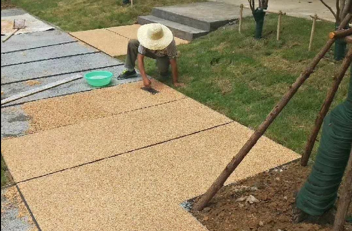 胶粘石路面施工需要注意哪些路面才能不散粒 胶粘石路面施工需要注意哪些路面才能不散粒